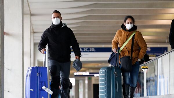 Les gens portant les masques protecteurs à l'aéroport de Roissy - Sputnik Afrique