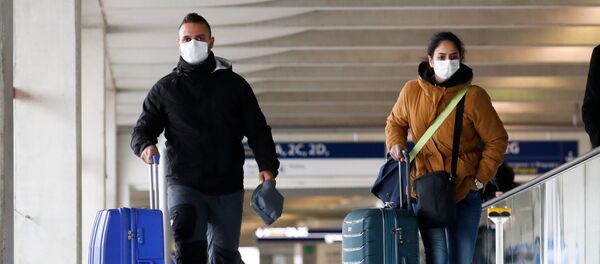 Les gens portant les masques protecteurs à l'aéroport de Roissy - Sputnik Afrique