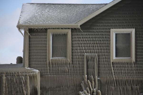 Des maisons prisonnières des glaces après une puissante tempête sur le lac Érié
 - Sputnik Afrique