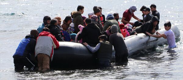 Migrants board a dinghy bound for the Greek island of Lesbos, in the Turkish coastal town of Ayvacik in Canakkale province, Turkey, February 28, 2020. Burak Gezen/Demiroren News Agency (DHA) via REUTERS ATTENTION EDITORS - THIS PICTURE WAS PROVIDED BY A THIRD PARTY. NO RESALES. NO ARCHIVE. TURKEY OUT. NO COMMERCIAL OR EDITORIAL SALES IN TURKEY. - Sputnik Afrique