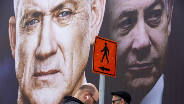 Panneau d'affichage de campagne électorale en Israël. Benny Gantz, à gauche, Benyamin Netanyahou à droite - Sputnik Afrique