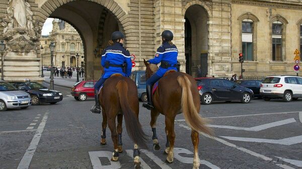 Deux policiers à cheval à Paris - Sputnik Afrique