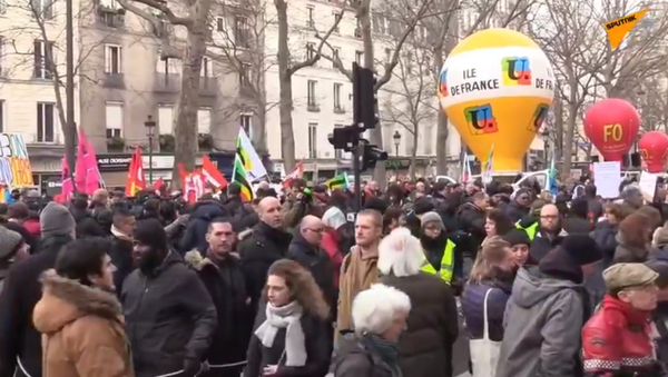 Une nouvelle mobilisation contre la réforme des retraites à Paris, les manifestants dénoncent le recours au 49.3 3 mars 2020 - Sputnik Afrique