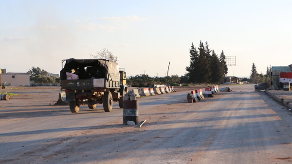 Un véhicule sur l'une des routes de la ville de Saraqeb, dans le gouvernorat syrien d'Idlib - Sputnik Afrique