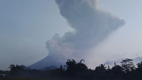 Mount Merapi spews volcanic material into the air in Sleman, Indonesia, Tuesday, March 3, 2020.  - Sputnik Afrique