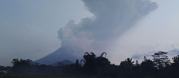 Mount Merapi spews volcanic material into the air in Sleman, Indonesia, Tuesday, March 3, 2020.  - Sputnik Afrique