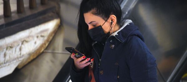 Une jeune femme portant un masque dans le métro de Moscou - Sputnik Afrique