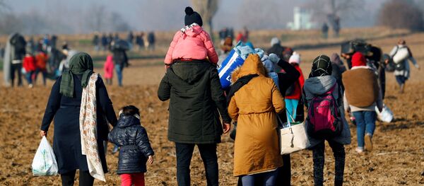 Migrants en route vers la frontière grecque, le 1er mars 2020 - Sputnik Afrique