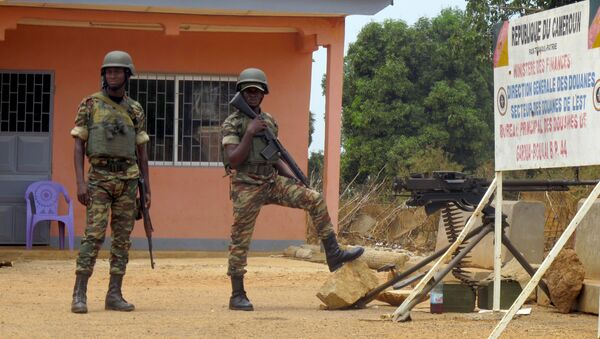 Deux soldats de l’armée camerounaise au poste frontière de Garoua-Boulai. - Sputnik Afrique