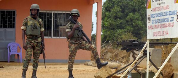 Deux soldats de l’armée camerounaise au poste frontière de Garoua-Boulai. - Sputnik Afrique
