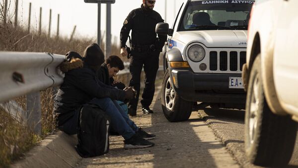 Arrestation de deux hommes qui ont tenté de franchir illégalement la frontière par la police à Marasia, Evros, à la frontière gréco-turque, à la suite d'une décision du gouvernement turc de ne pas empêcher les flux de réfugiés de pénétrer en Europe, Grèce, le 3 mars 2020. - Sputnik Afrique