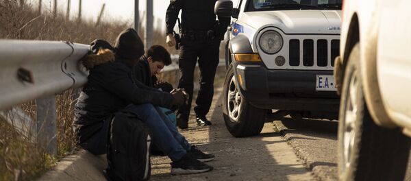 Arrestation de deux hommes qui ont tenté de franchir illégalement la frontière par la police à Marasia, Evros, à la frontière gréco-turque, à la suite d'une décision du gouvernement turc de ne pas empêcher les flux de réfugiés de pénétrer en Europe, Grèce, le 3 mars 2020. - Sputnik Afrique