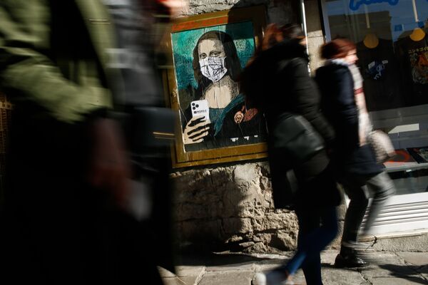 Mona Lisa, mère Teresa et la tour Milad protégées du Covid-19 par un masque à usage médical
 - Sputnik Afrique