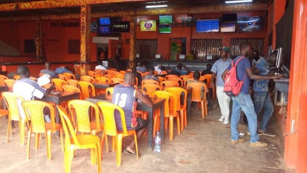 Une salle de paris sportifs à Yaoundé, Cameroun. - Sputnik Afrique
