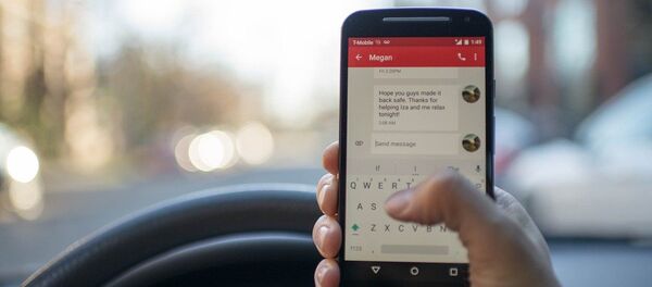 Utilisation du portable au volant. Image d'illustration - Sputnik Afrique