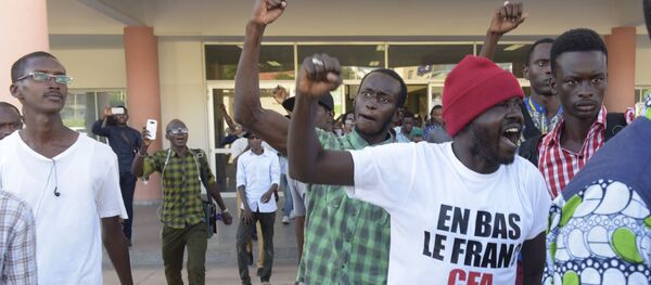 Les soutiens de Kémi Séba après la décision du tribunal de relâcher l’activiste, le 29 août 2017. - Sputnik Afrique