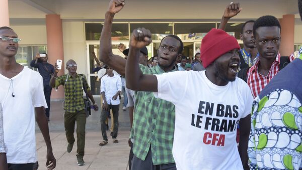 Les soutiens de Kémi Séba après la décision du tribunal de relâcher l’activiste, le 29 août 2017. - Sputnik Afrique