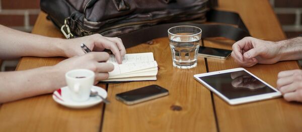 Des smartphones sur une table - Sputnik Afrique