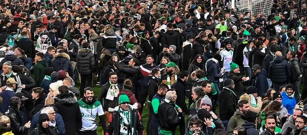 Une foule de supporters envahit le stade de Saint-Étienne  - Sputnik Afrique