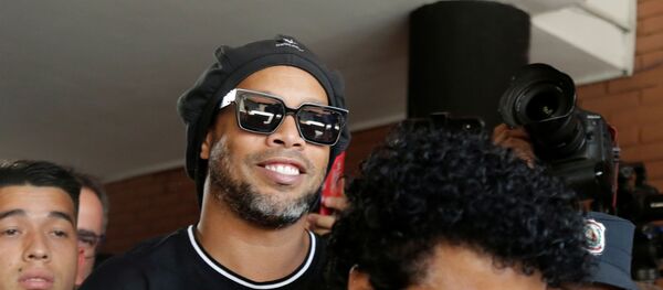 Ronaldinho Gaúcho deixa edifício do Ministério Público do Paraguai após prestar depoimento, em 5 de março de 2020 - Sputnik Afrique