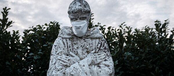 Masque de protection sur la statue du saint patron de l'Italie, Saint François à San Fiorano - Sputnik Afrique