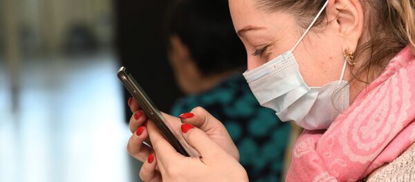 Une femme portant un masque médical - Sputnik Afrique