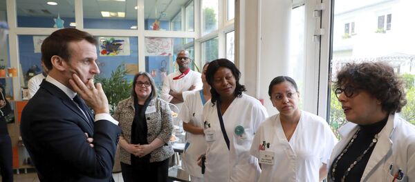 Emmanuel Macron lors de la visite dans un Ehpad à Paris  - Sputnik Afrique