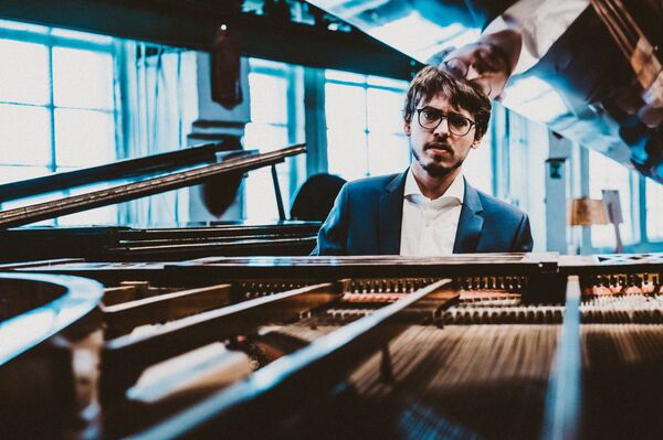 «Une connexion spéciale avec la Russie»: le pianiste français Lucas Debargue continue de conquérir les cœurs à Moscou - Sputnik Afrique