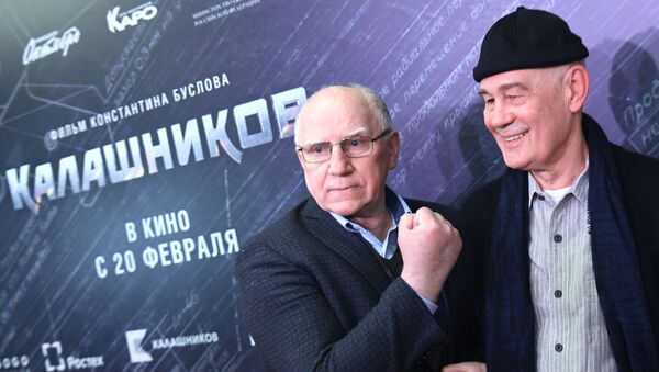 Serguei Bodrov (à droite), lors d'une première moscovite du film Kalachnikov - Sputnik Afrique