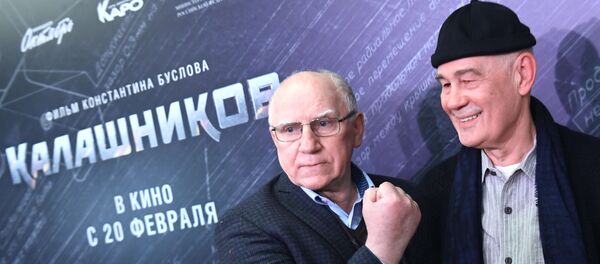 Serguei Bodrov (à droite), lors d'une première moscovite du film Kalachnikov - Sputnik Afrique