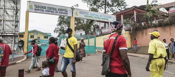 Des passants devant l'hôpital de Yaoundé au Cameroun. - Sputnik Afrique