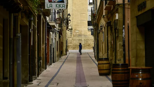 Un piéton sur une rue déserte dans un village espagnol (archive photo) - Sputnik Afrique