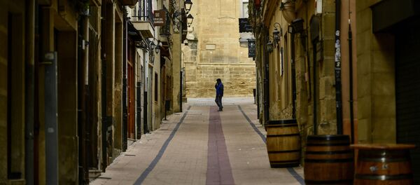 Un piéton sur une rue déserte dans un village espagnol (archive photo) - Sputnik Afrique