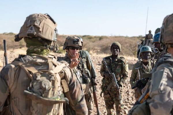 Opération Barkhane: la Légion étrangère ratisse le Liptako Gourma dans des «conditions sommaires» Opération Barkhane: la Légion étrangère ratisse le Liptako Gourma dans des «conditions sommaires» - Sputnik Afrique