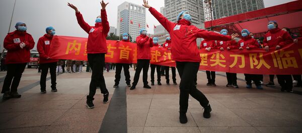 Les médecins d’un hôpital temporaire de Wuhan célèbrent le départ des derniers patients (archive photo) - Sputnik Afrique