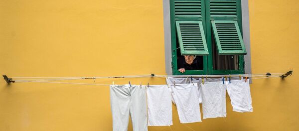 Une signora italienne regarde par la fenêtre - Sputnik Afrique