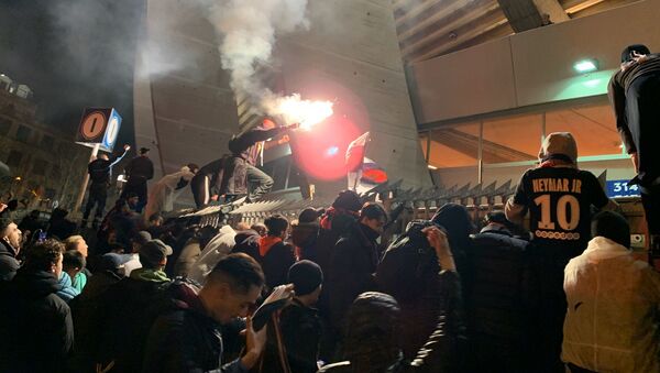 Les supporters du PSG célèbrent autour du stade, 11 mars 2020 - Sputnik Afrique