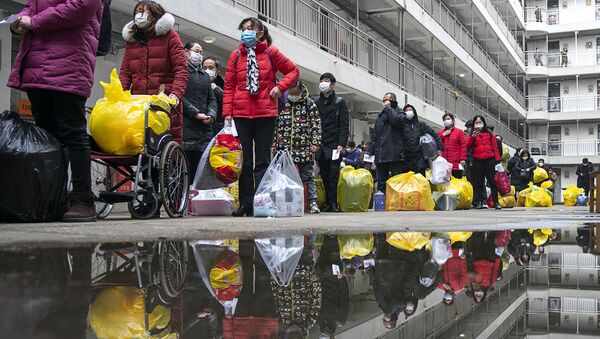 Des gens se préparent à quitter un hôpital après une quarantaine de 14 jours à Wuhan - Sputnik Afrique