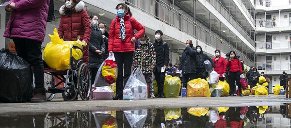 Des gens se préparent à quitter un hôpital après une quarantaine de 14 jours à Wuhan - Sputnik Afrique