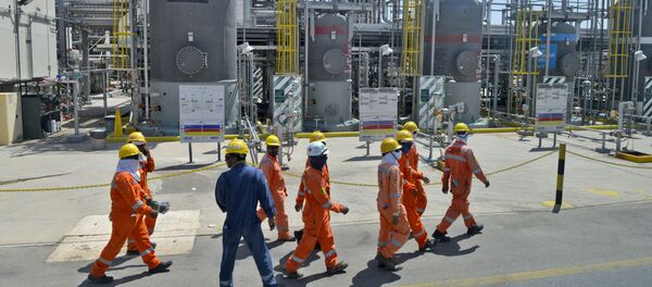 Employes of Aramco oil company work in Saudi Arabia's Khurais oil processing plant on September 20, 2019 - Sputnik Afrique