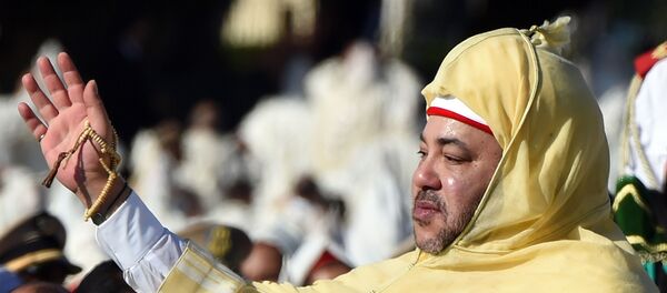 Le roi du Maroc Mohammed VI saluant la foule devant le palais royal de Rabat. Le roi du Maroc Mohammed VI saluant la foule devant le palais royal de Rabat. - Sputnik Afrique