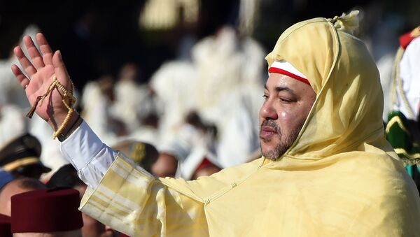 Le roi du Maroc Mohammed VI saluant la foule devant le palais royal de Rabat. - Sputnik Afrique