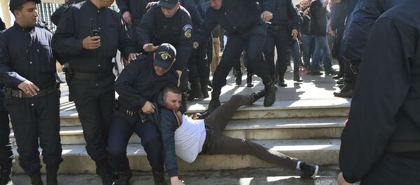 Arrestation de manifestant en marge d'une protestation organisée par des journalistes contre la censure, le 28 février 2019. Arrestation de manifestant en marge d'une protestation organisée par des journalistes contre la censure, le 28 février 2019. - Sputnik Afrique