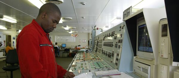 Un homme sur la passerelle d'une plate-forme pétrolière. - Sputnik Afrique