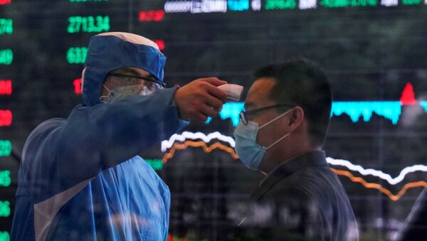 Un travailleur prend la température d'un homme à la Bourse de Shangaï - Sputnik Afrique