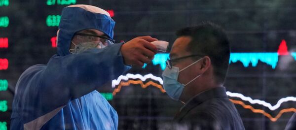 Un travailleur prend la température d'un homme à la Bourse de Shangaï - Sputnik Afrique