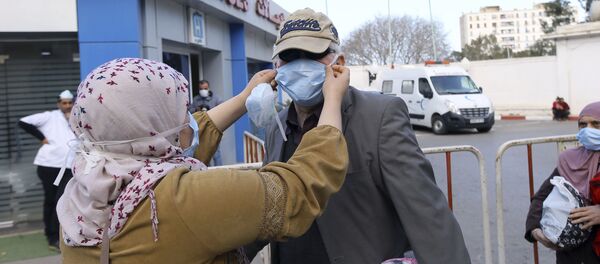 Des personnes portant des masques devant une clinique à Alger - Sputnik Afrique
