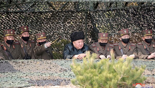 Le leader nord-coréen Kim Jong-un regarde une compétition de tirs d'artillerie - Sputnik Afrique