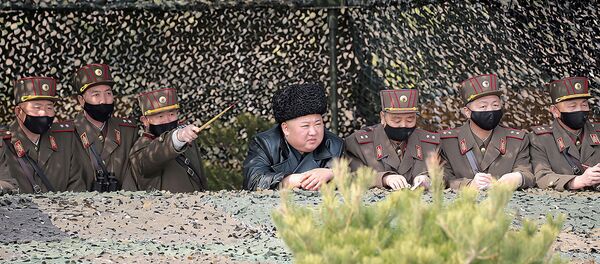 Le leader nord-coréen Kim Jong-un regarde une compétition de tirs d'artillerie - Sputnik Afrique