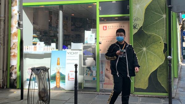 Un homme en masque devant une pharmacie en France - Sputnik Afrique